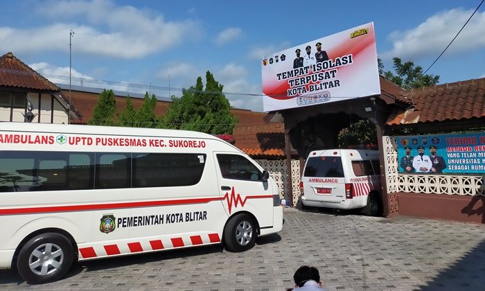 Armada ambulans saat memasuki tempat isolasi terpusat pasien Covid-19 tanpa gejala di Kota Blitar.