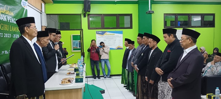 Pengurus YPPTI yang baru dikukuhkan oleh Ketua  Pembina KH. Mochammad Macshoem Faqih. SP/IST