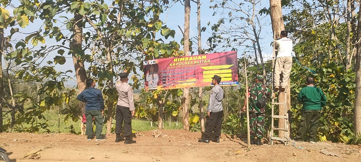 Pemasangan banner himbauan antisipasi karhutla. SP/Lestariono