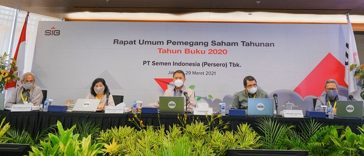 Komisaris Utama SIG, Rudiantara (tengah), Komisaris, Hendrika Nora Osloi Sinaga (kiri) dan Direktur Utama SIG,  Hendi Prio Santoso (kanan) saat Rapat Umum Pemegang Saham Tahunan 2021. SP/SG