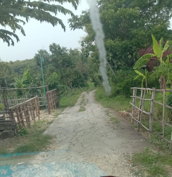 Jalan Dusun di salah satu wilayah Lamongan tengah ni tidak jadi diperbaiki, lantaran dana bantuan dusun (Bansun) tidak dicairkan Rp 100 juta melainkan hanya Rp 35 juta. SP/MUHAJIRIN