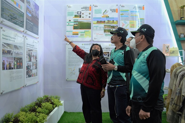 Pengunjung mendapat penjelasan mengenai pengelolaan lingkungan yang dilakukan SIG di Pabrik Tuban serta pengelolaan limbah yang dilakukan Nathabumi pada kegiatan Jatim Environment Exhibition & Forum 2022 di Surabaya, Senin (12/9). SP/SIG