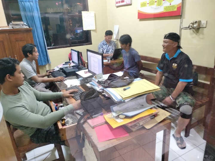 Kedua pelaku saat diperiksa petugas. SP/Hadi Lestariono