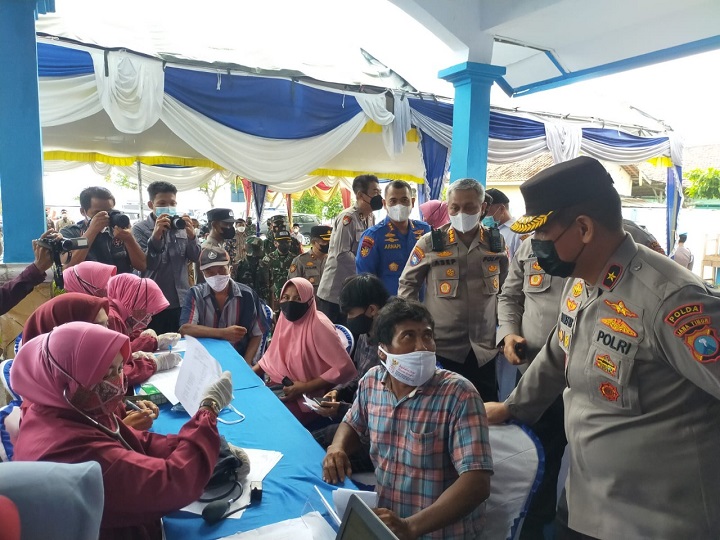 Waka Polda Jatim Brigjen Pol. Drs. Slamet Hadi Supraptoyo, S.H, MH didampingi pejabat utama Polda Jatim meninjau vaksinasi serentak di Kabupaten Sampang Madura. SP/Her