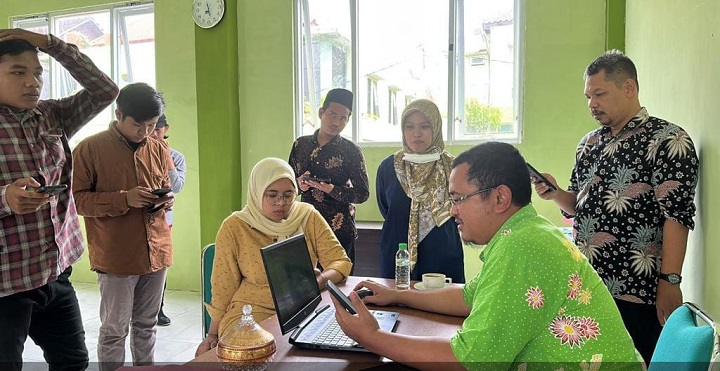 Petugas dispenduk capil kab Pasuruan saat melayani warga pembuatan KTP/KK.