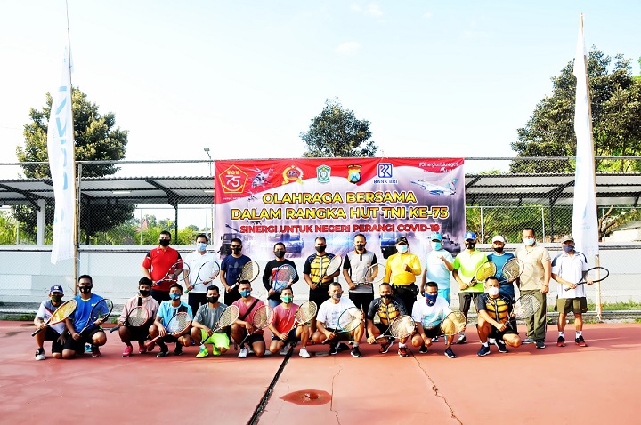 Kodim 0821 Lumajang bersama jajaran Forum Komunikasi Pimpinan Daerah (Forkopimda) melakukan olahraga bersama di Stadion Semeru Lumajang. SP/Lim