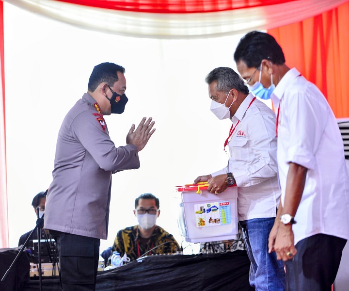 Kapolri Jenderal Listyo Sigit Prabowo menyerahkan sembako secara simbolis di PT. Cahaya Perdana Plastik (Lion Star Group) Kamal Muara, Penjaringan, Jakarta Utara, Jumat (29/10/2021). SP/Herman