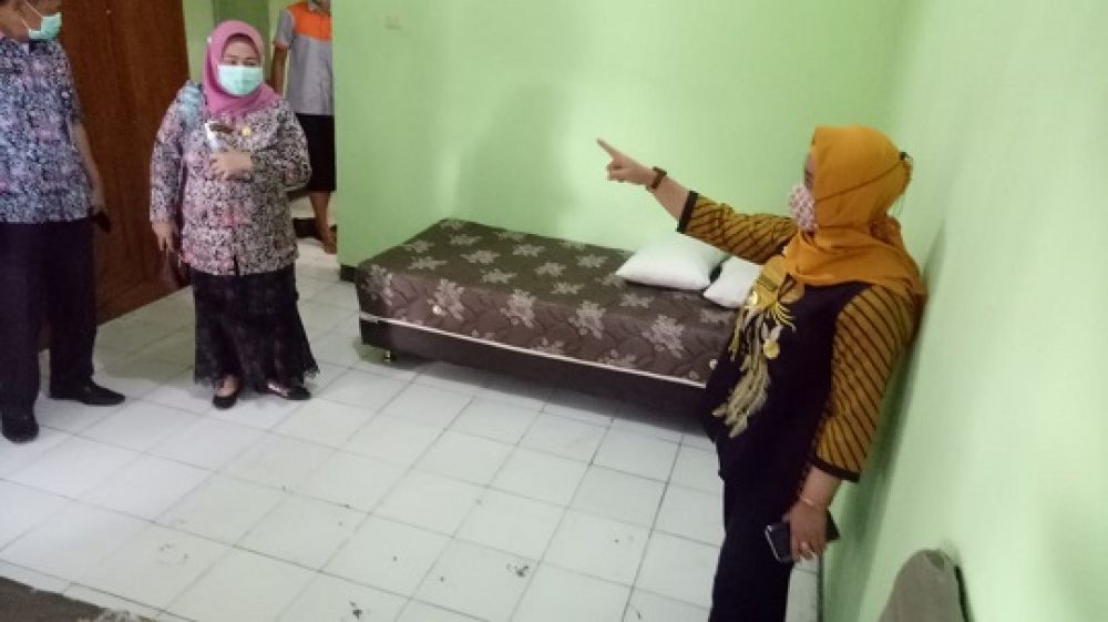 Wali Kota Ning Ita saat meninjau kesiapan gedung balai diklat untuk tempat karantia pasien covid - 19 Kota Mojokerto. SP/Dwy Agus Susanti