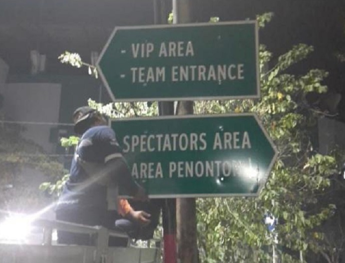 Papan penunjuk arah menuju area Stadion GBT.