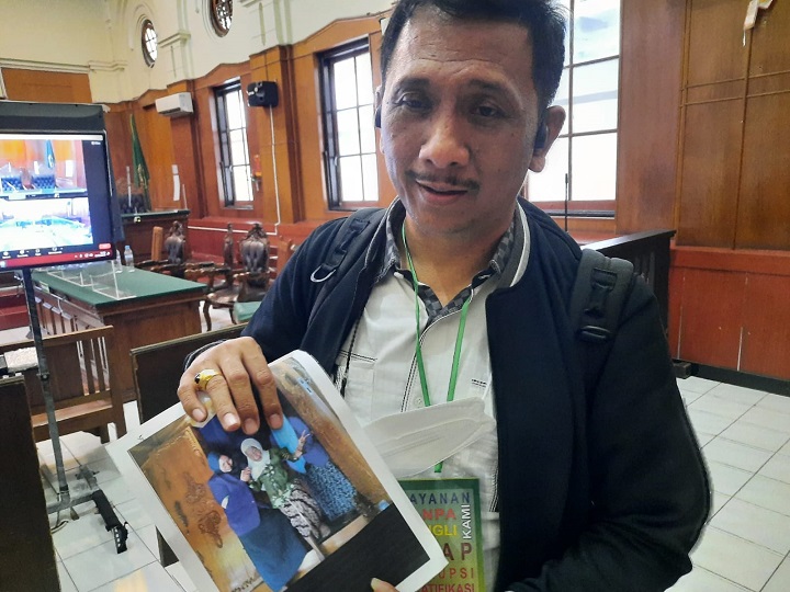 Pengacara menunjukkan bukti foto yang diungkap dalam sidang. SP/Budi Mulyono