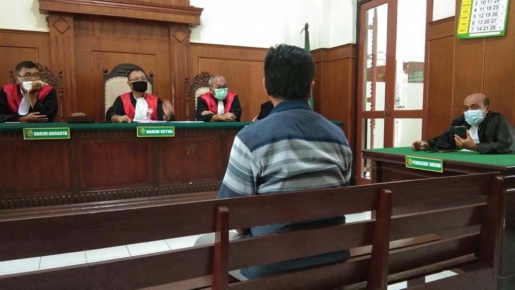 Sidang perkara narkotika jenis sabu dengan terdakwa Arief Arisandi, agenda saksi penangkap yang juga pembeli sabu ke terdakwa, di ruang Kartika PN Surabaya, Rabu (25/11/2020). SP/Budi Mulyono