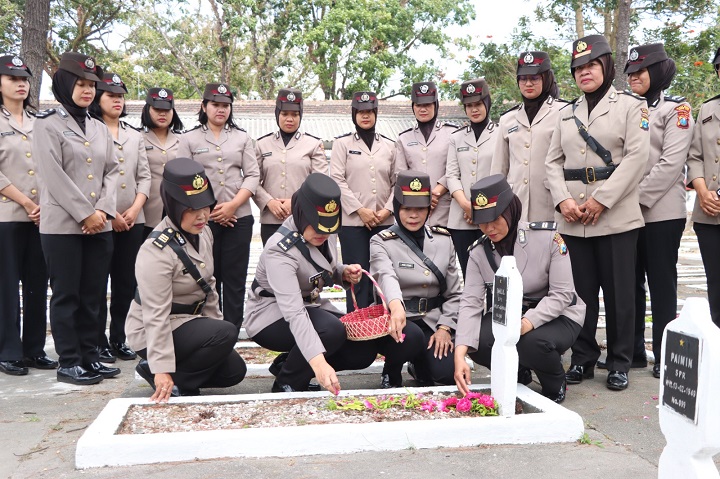 Polwan Polres Blitar Kota saat tabur bunga di TMP R.Wijaya. SP/Lestariono
