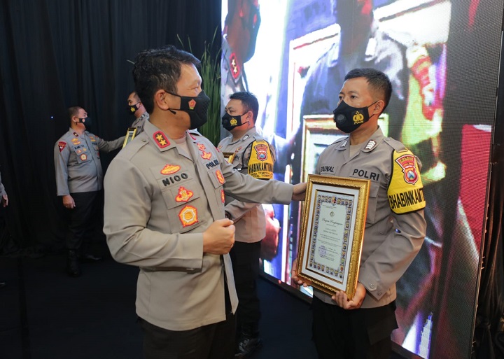 Kapolda Jawa Timur Irjen Pol Nico Afinta memberikan sejumlah penghargaan dalam acara Kapolda Jatim Award 2022, Jumat (7/1/2022). SP/Her