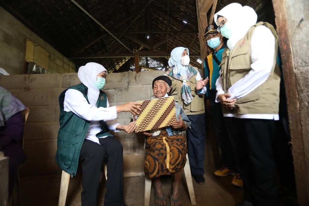 Gubernur Jatim saat melakukan tinjauan di daerah terdampak Gempa di Kabupaten Blitar, Sabtu (22/5/2031. SP/ARLANA