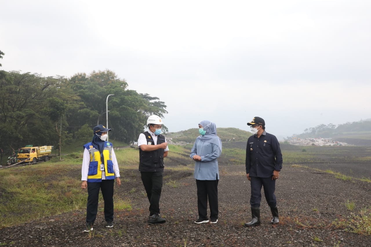 Gubernur Khofifah meninjau TPA sampah Supit Urang Kota Malang di Kelurahan Mulyorejo, Kecamatan Sukun, Kota Malang. Selasa (16/03/2021).SP/ MOCHAMMAD KASYFI FAHMI 
