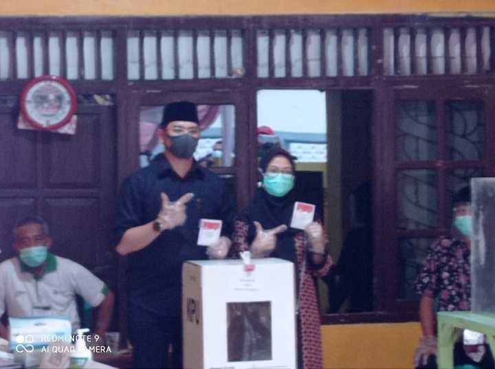 Teno dan Istri Usai nyoblos