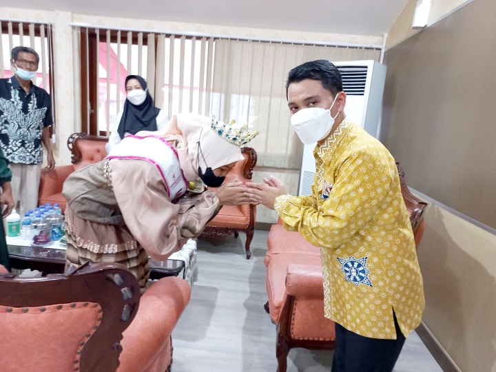 Gus Barra menyambut kedatangan Nurul Iftitah juara Miss Hijab Indonesia 2021. SP/Dwy AS