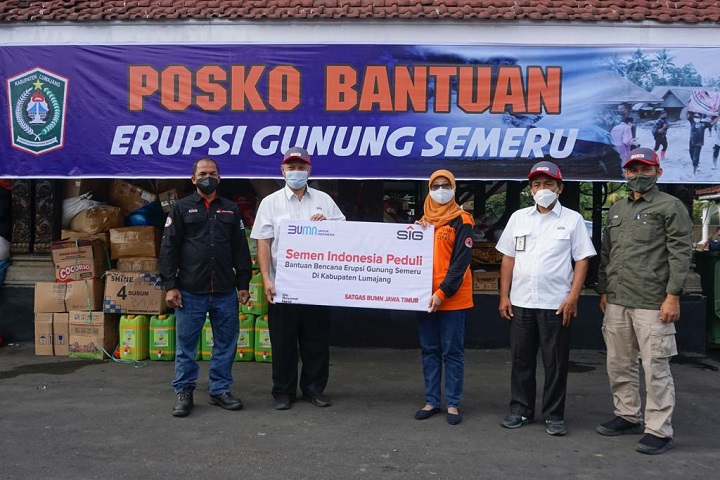 SM of Public Relation & CSR SIG, Setiawan Prasetyo (kedua kiri) menyerahkan bantuan kepada Kepala Sub Bidang Logistik BPBD Kabupaten Lumajang, Lusiyanti (ketiga kanan) di Pendopo Aria Wiraraja pada Selasa (7/12). SP/Grs