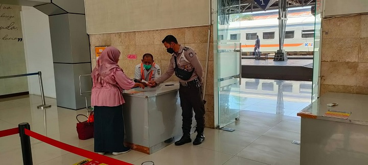 Penumpang di tes suhu sebelum memasuki Stasiun KA. SP/Hadi Lestariono