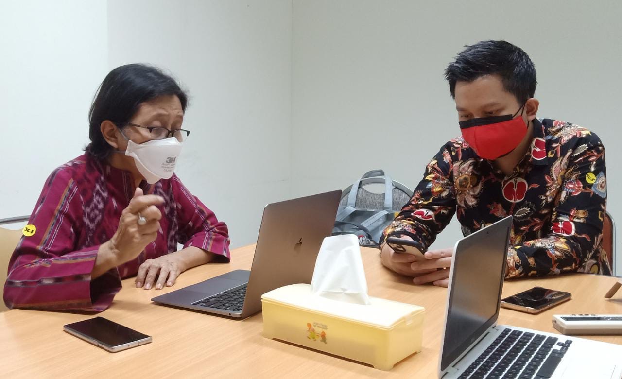  Siloam Hospitals Surabaya mengadakan gathering pasien ginjal secara virtual. Minggu (21/3).  SP/ALQOMARUDDIN.