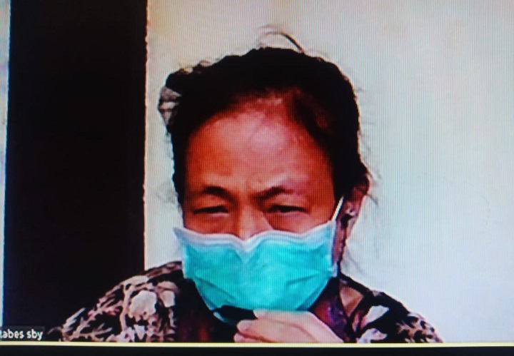 Terdakwa Olivia Sherline Wiratno saat mendengar dakwaan JPU di PN Surabaya, Selasa (20/4). SP/Budi Mulyono