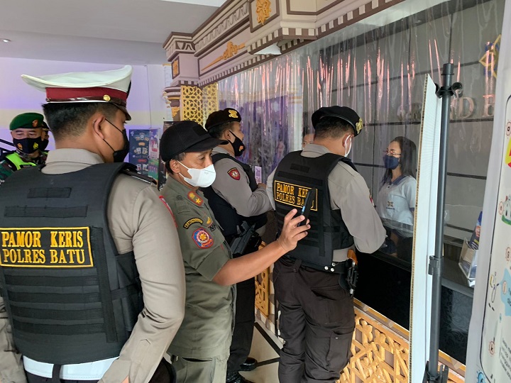 Pamor Keris Polres Batu melakukan patroli di tempat wisata. SP/Her