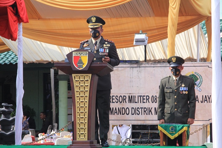 Inspektur Upacara Letkol Inf Sapto Dwi Priyono saat menyampaikan sambutan. SP/Hadi Lestariono