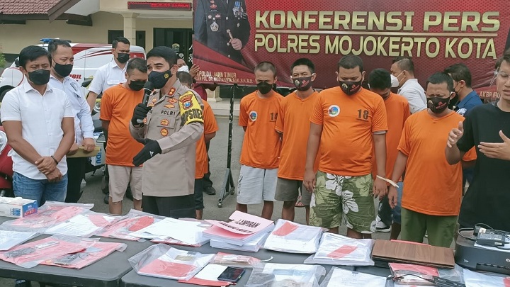 Kapolresta Mojokerto, AKBP Rofiq Ripto Himawan saat jumpa pers di halaman Mapolresta Mojokerto, Senin (22/11/2021) sore. SP/Dwy AS