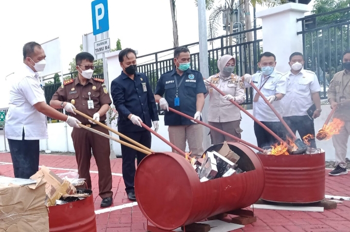 Kajari Gresik Heru Winoto didampingi Sekda Gresik Achmad Washil saat memimpin pemusnahan barang bukti rokok ilegal tanpa pita cukai resmi. SP/Grs.