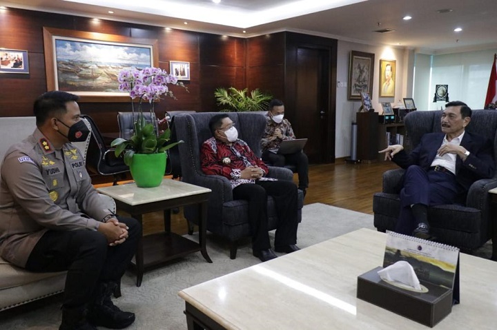 Forkopimda Blitar saat berbincang dengan Menko Marves Luhut Binsar Pandjaitan. SP/Hadi Lestariono