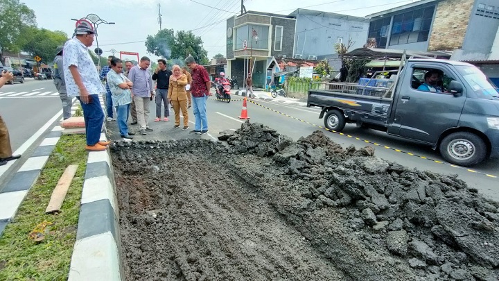 Kabid Bina Marga DPUPR Kota Mojokerto, Endah Supriyani saat menemani wakil rakyat memantau proyek jalan. SP/Dwy AS