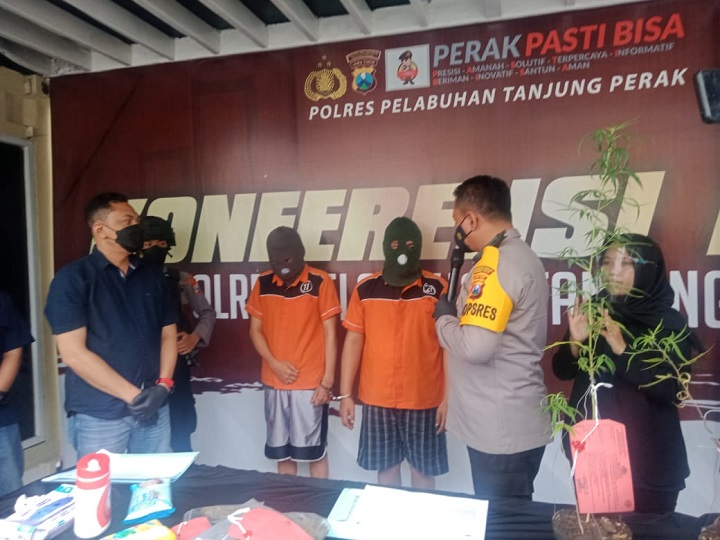 Kapolres Pelabuhan Tanjung Perak Surabaya, AKBP Anton Elfrino Trisanto bertanya kepada para tersangka saat rilis. SP/Min