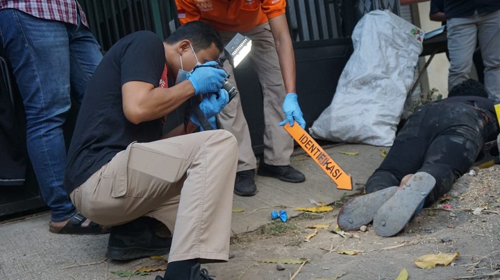 Petugas saat melakukan olah TKP di lokasi kejadian. SP/Dwy AS