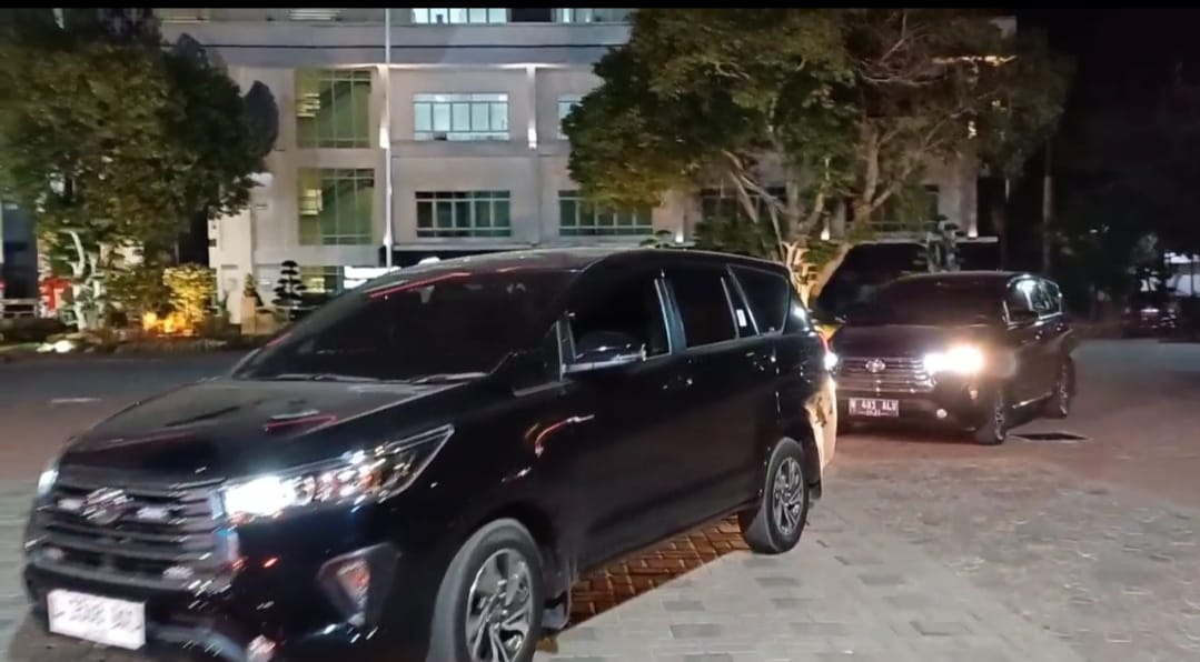 Mobil KPK keluar dari kantor Pemda Lamongan, setelah 5 jam melakukan penggeledahan. SP/MUHAJIRIN