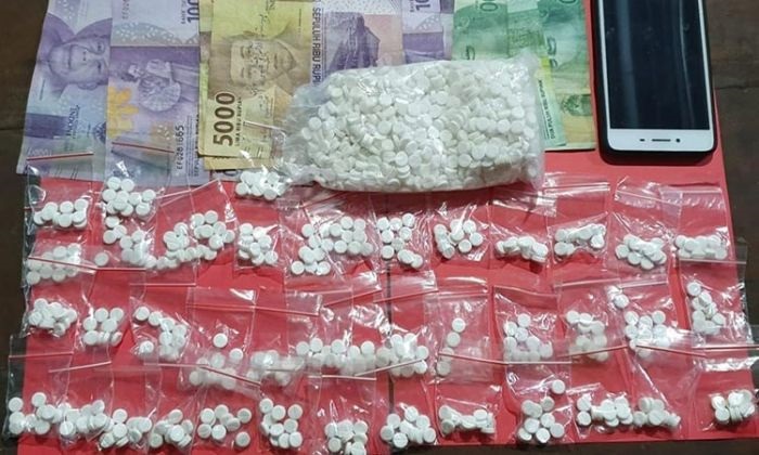 Ribuan pil dobel L dan beberapa barang bukti yang diamankan dari para pelaku.