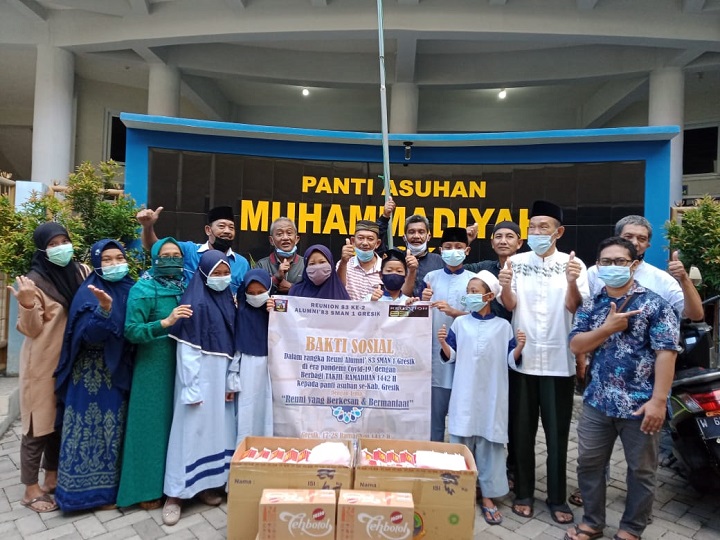 Penyerahan menu takjil Alumni SMANGRES '83 di Panti Asuhan Muhammadiyah Gresik, Sabtu (2/5). SP/M.AIDID