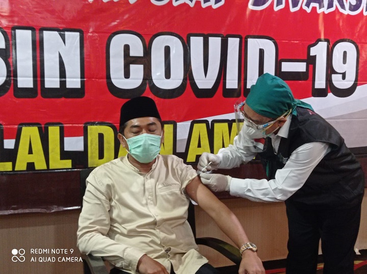 Ketua DPRD Kota,  Ismail Hasan saat disuntik vaksin corona Sinovac. 