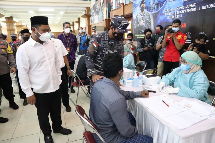 Pangkoarmada II Laksamana Muda TNI Iwan Isnurwanto didampingi Bupati Gresik Fandi Akhmad Yani meninjau langsung vaksinasi warga Gresik di Gedung Wisma Ahmad Yani. SP
