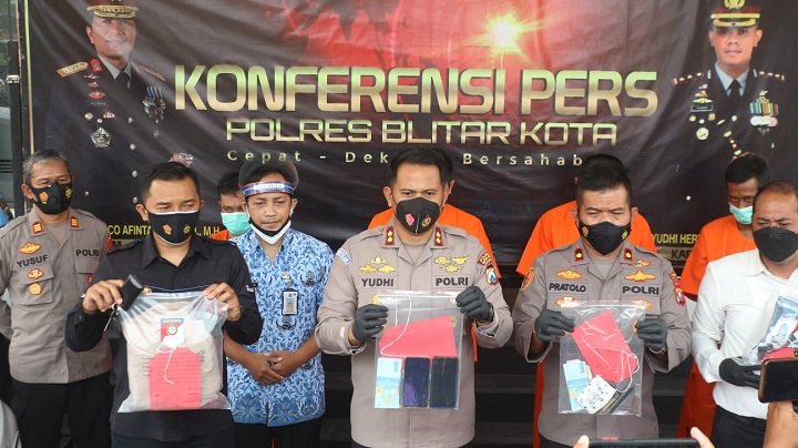 Kapolres Blitar Kota AKBP Dr Yudhi tunjukan BB dan ke 4 tersangka. SP/Hadi Lestariono