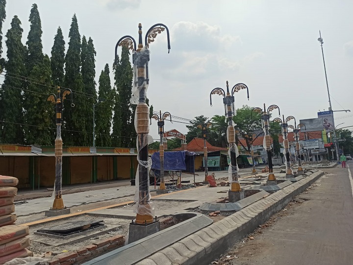 Proyek pembangunan trotoar dan drainase Jalan Presiden KH Abdurahman Wahid atau Gus Dur Jombang, Kamis (9/11/2023). SP/Sarep