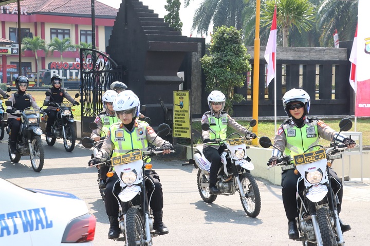 Regu polwan kendarai roda dua saat patroli. SP/Lestariono
