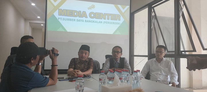Direktur utama PT sumber data saat menggelar konferensi pers
