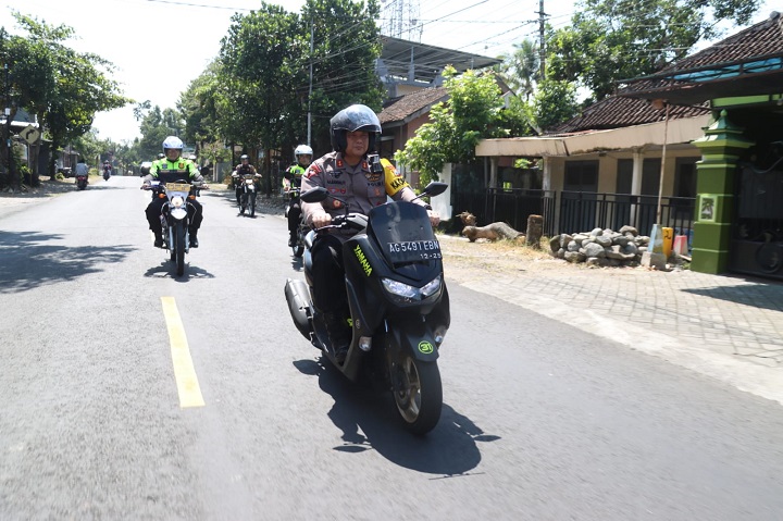 Kapolres Blitar memimpin patroli menggunakan motor. SP/Lestariono
