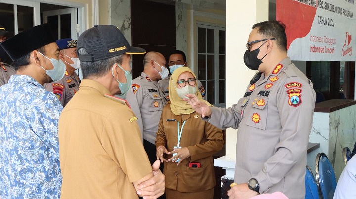 Kapolres Pasuruan AKBP Erick Frendriz meninjau vaksinasi di wilayah Kecamatan Sukorejo. SP/Her