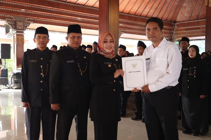 Bupati Mojokerto Ikfina Fahmawati melantik dan menyerahkan petikan keputusan pengangkatan P3K di GMT kantor Pemkab Mojokerto, 4 Juli lalu. Tahun ini, pemda membuka lowongan P3K untuk nakes.