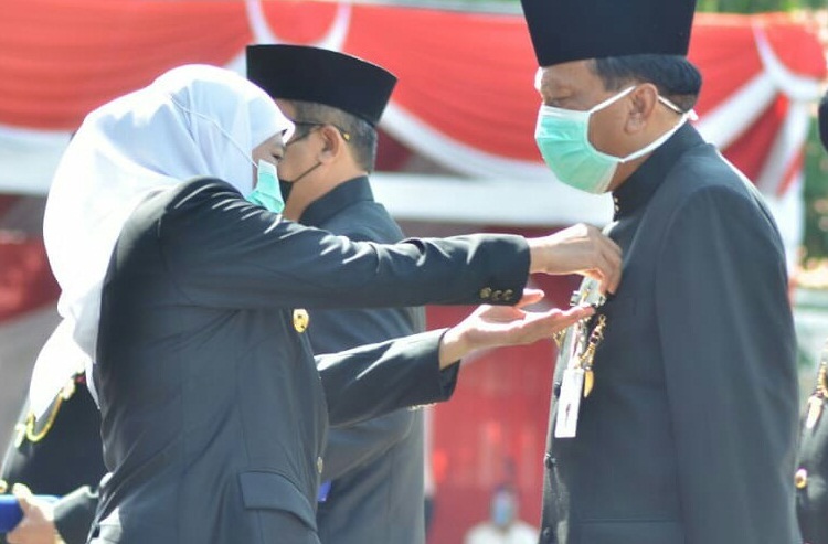 Bupati Sambari menerima lencana Jer Basuki Mawa Beya dari Gubernur Jatim Khofifah Indar Parawansa. SP/M.AIDID