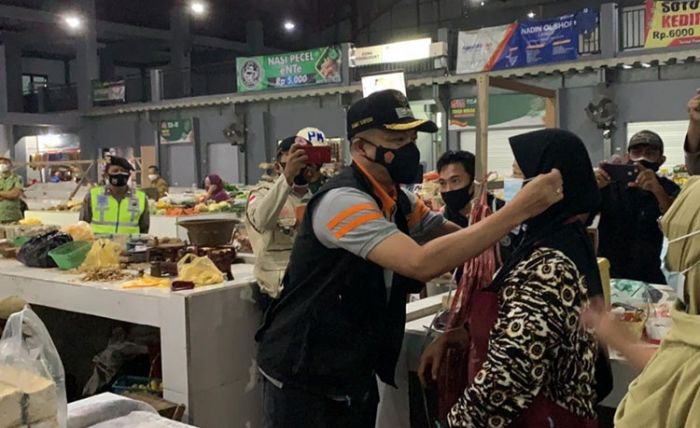 Wakil Bupati Blitar Rahmat Santoso saat meninjau pasar tradisional.