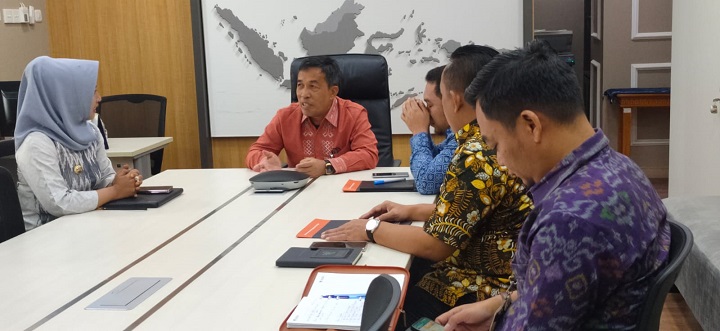 Wali Kota Mojokerto Ika Puspitasari didampingi Kepala Bappeda Litbang Agung MS serta Kepala Diskopukmperindag Ani Wijaya disambut langsung oleh Dirjen Perdagangan Dalam Negeri Drs. Isy Karim MSi.