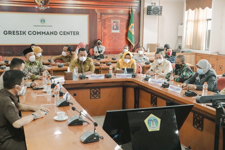 Bupati Gus Yani dan Wabup Aminatun Habibah saat memimpin rapat bersama anggota forkopimda di Kantor Bupati Gresik, Selasa (3/8). SP