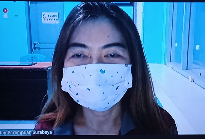 Terdakwa Linda Leo Darmosuwito, saat mendengarkan para saksi memberikan keterangan, di ruang Cakra PN.Surabaya, secara online, Kamis (11/11/2021). SP/Budi Mulyono